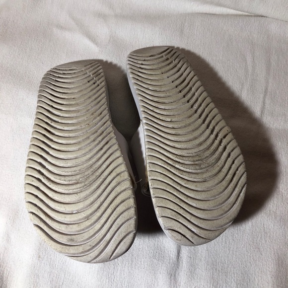 Nike White Sliders Kids Size 6Y - Picture 5 of 6